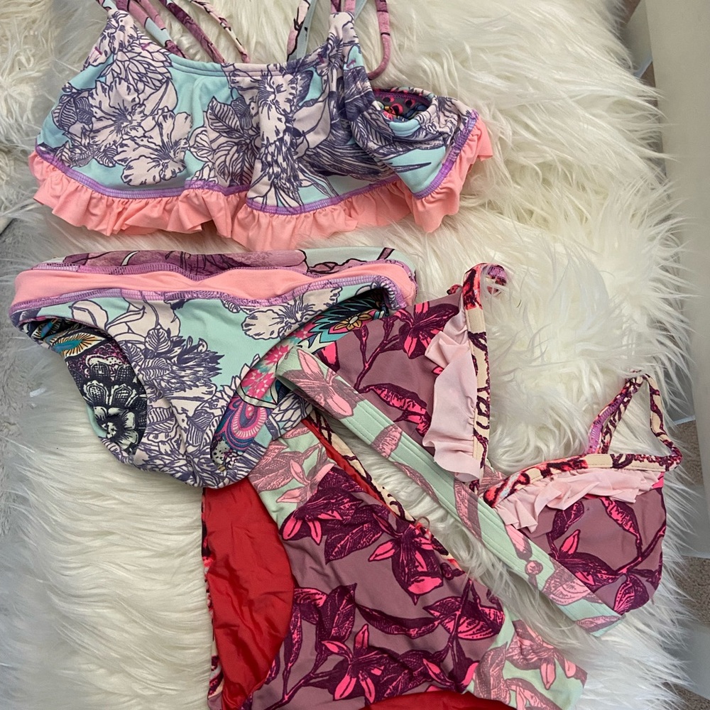 2 girls Maaji bikinis!